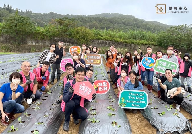 Planting Healthy Vegetables and Fruits for Home-waiting Babies and Irrigating Seedlings with Overflowing Love